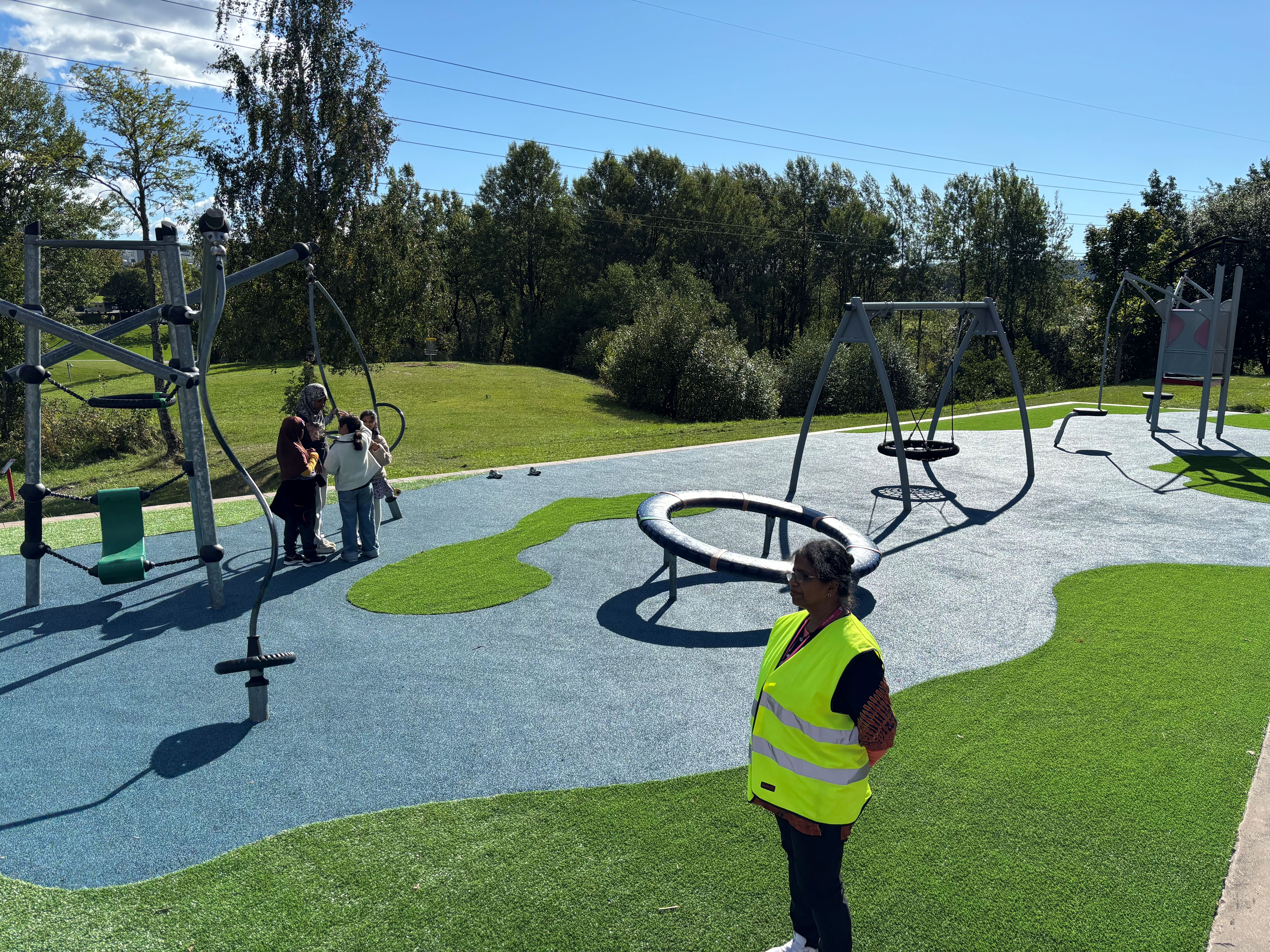 en gruppe mennesker som leker på en lekeplass