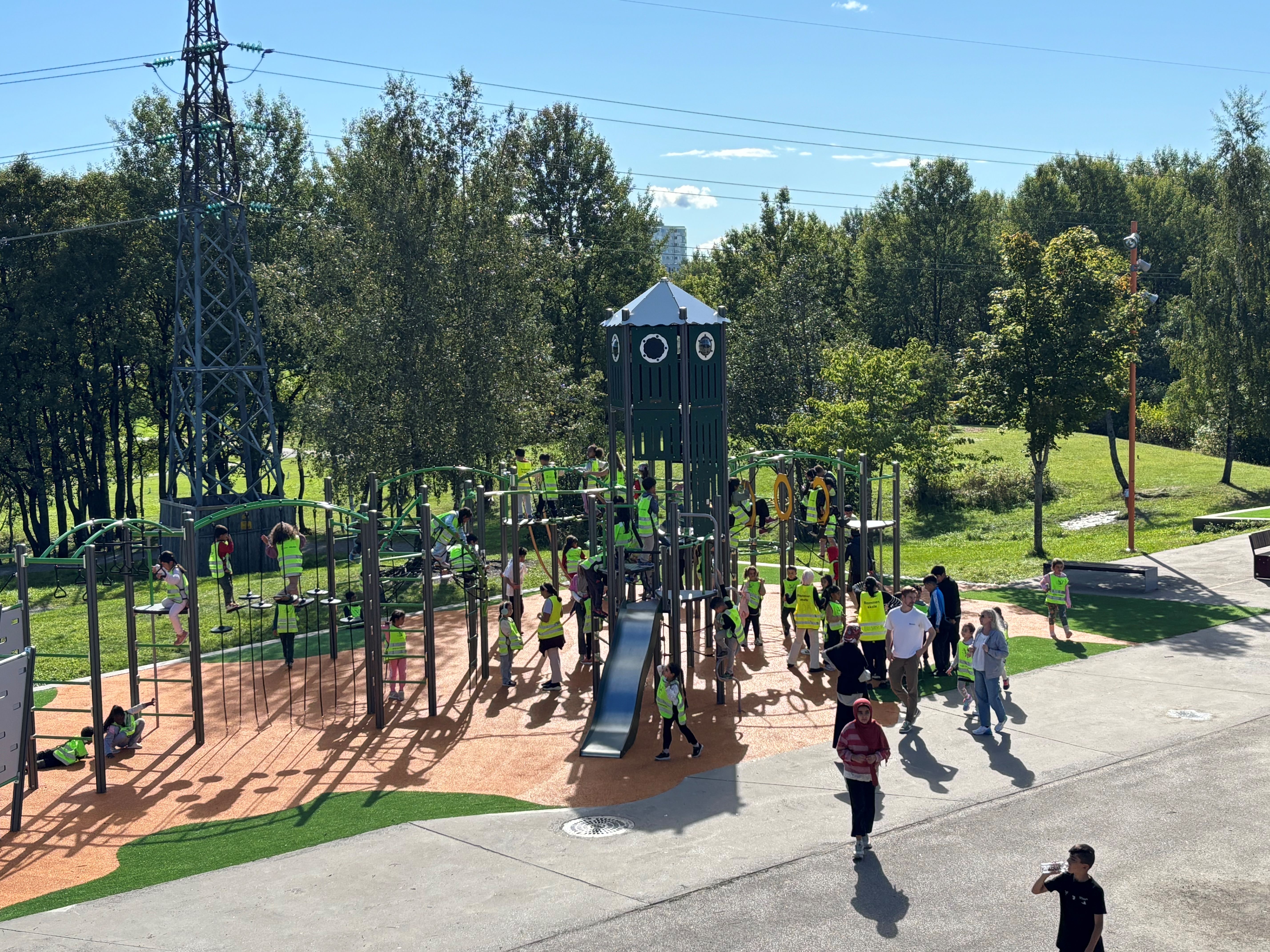 en gruppe mennesker i en park