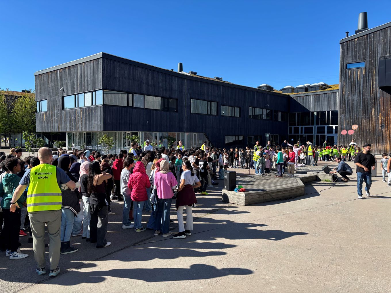 en gruppe mennesker som står utenfor en bygning