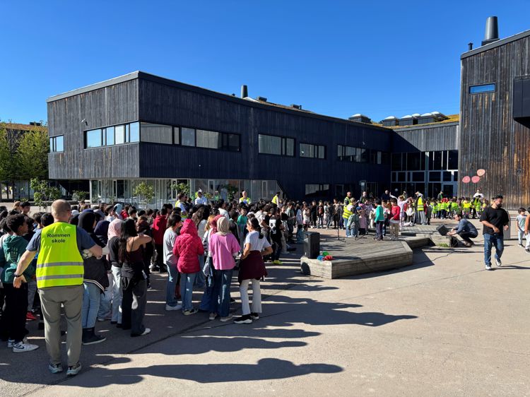 en gruppe mennesker som står utenfor en bygning
