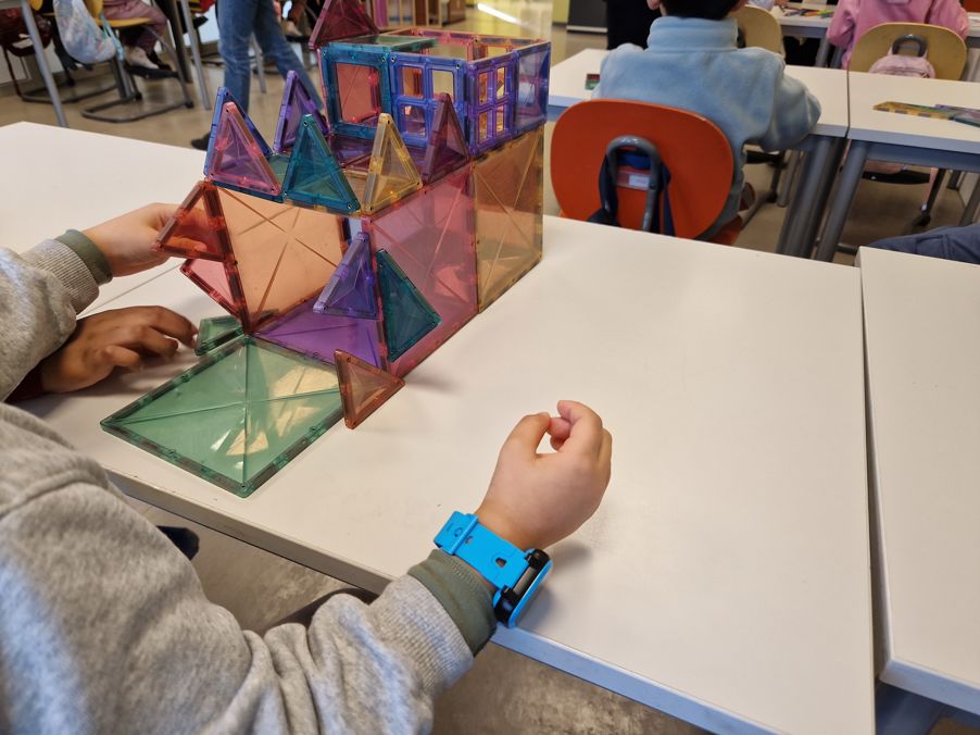 Foto: Osloskolen/Karl Andre Bertheussen a person's hands holding a paper pyramid