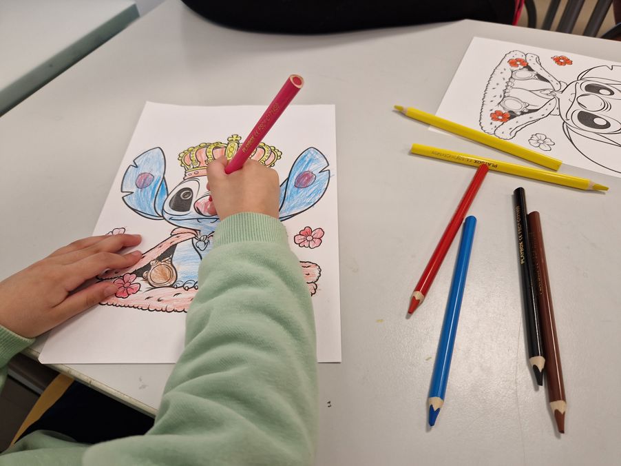 Foto: Osloskolen/Karl Andre Bertheussen en person som tegner på et hvitt papir