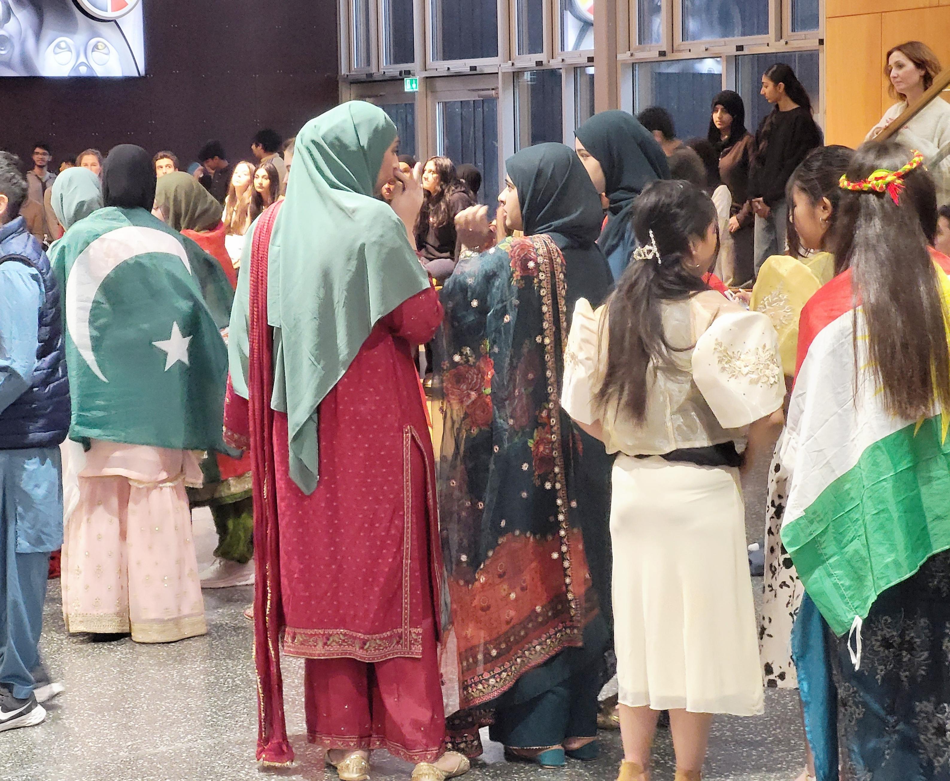 En gruppe mennesker i klær