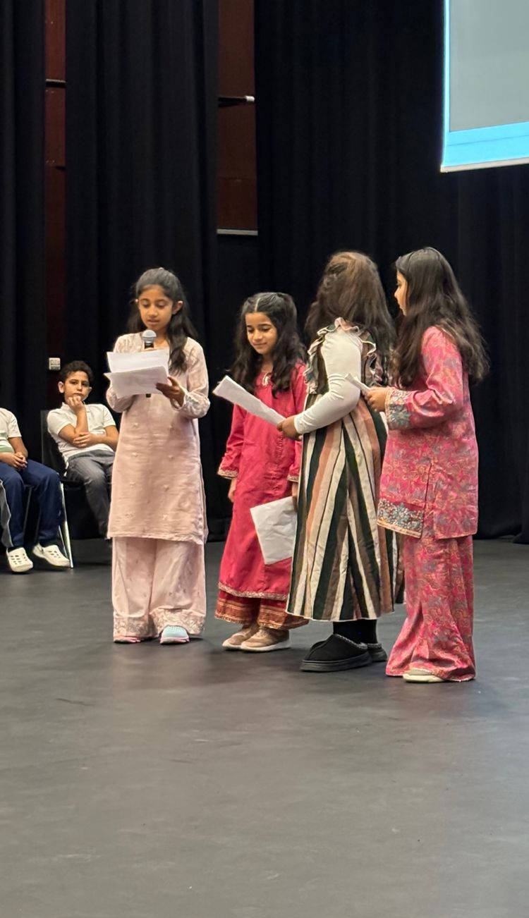 en gruppe barnr i kjoler