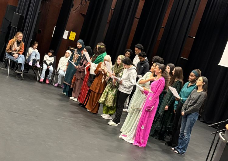 En gruppe mennesker som danser