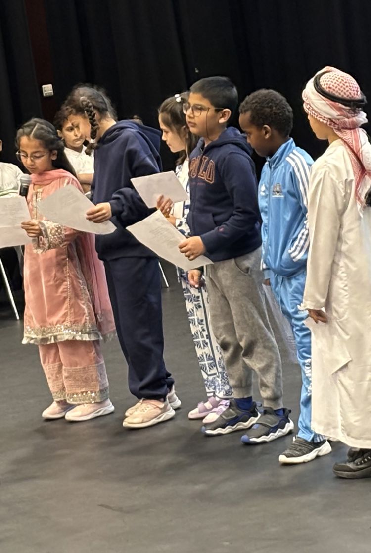 En gruppe mennesker som står sammen