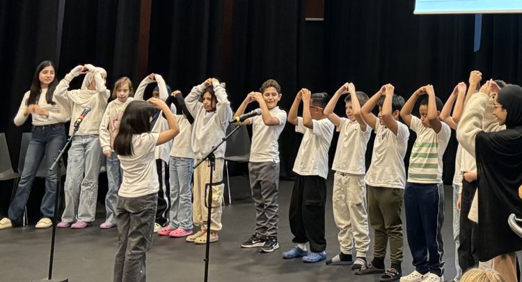 en gruppe mennesker som holder opp hendene