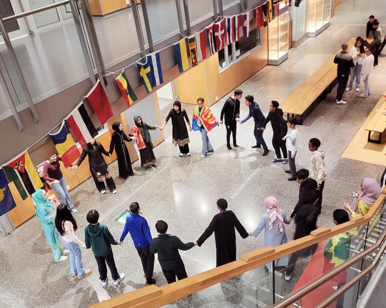 En gruppe mennesker i en bygning