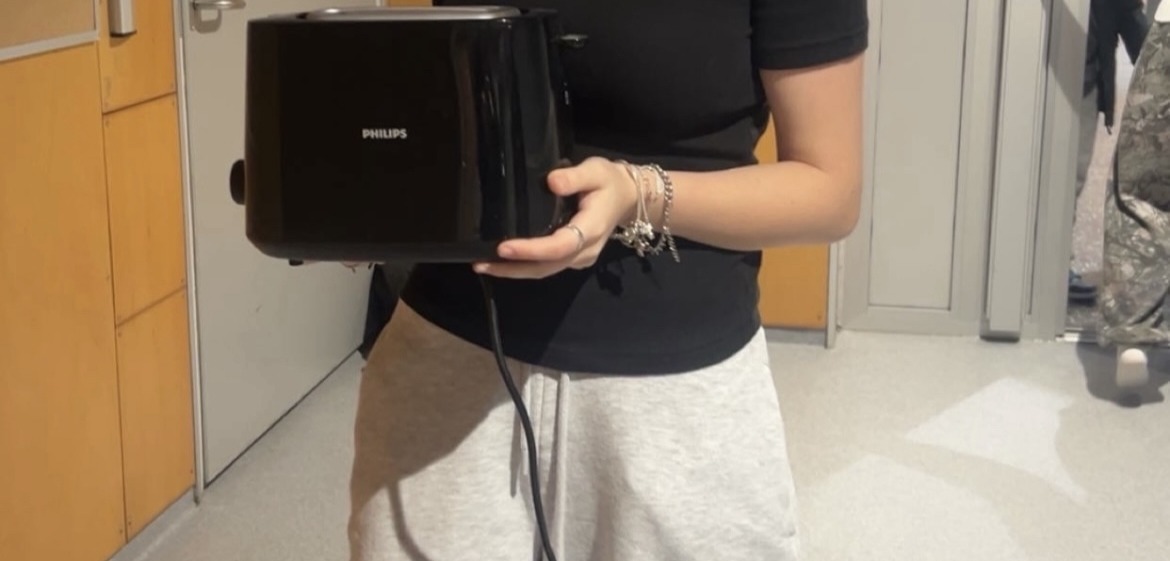 En person som holder en svart bag