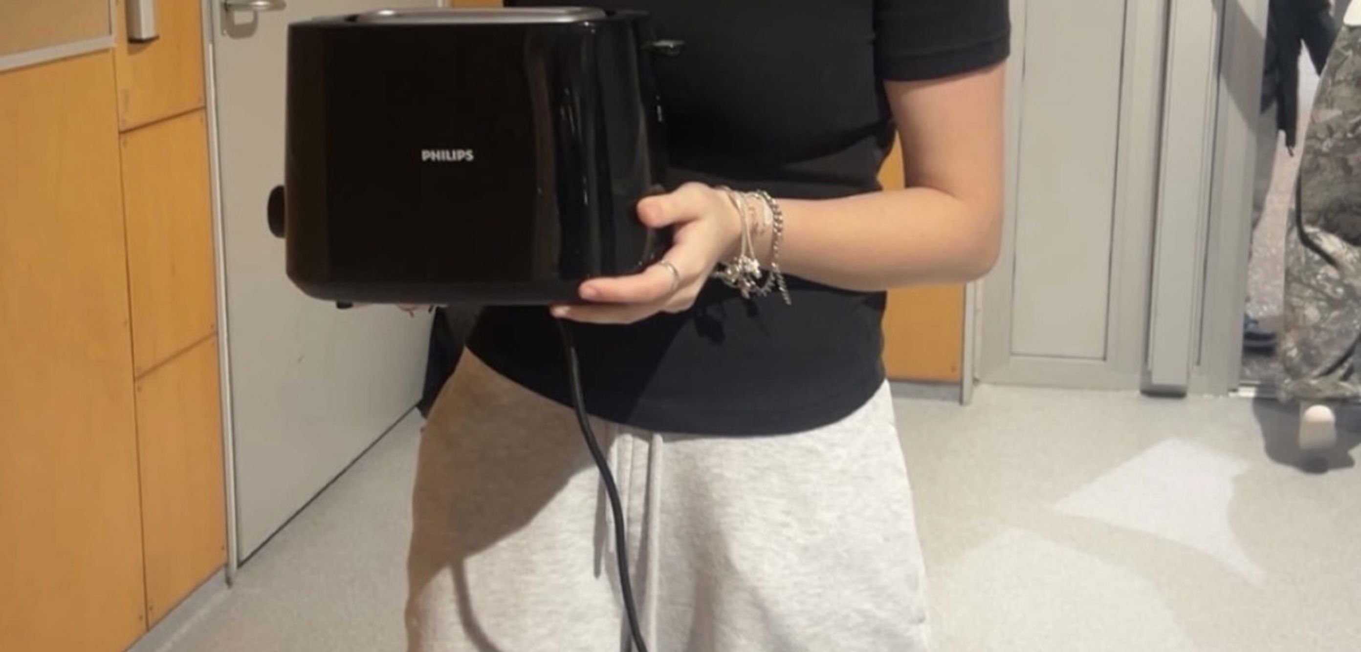 Foto: Sarah Ahadi En person som holder en svart bag