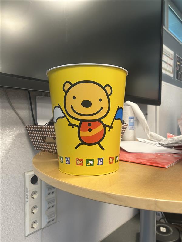 en gul og blå eske med en tegneseriefigur på