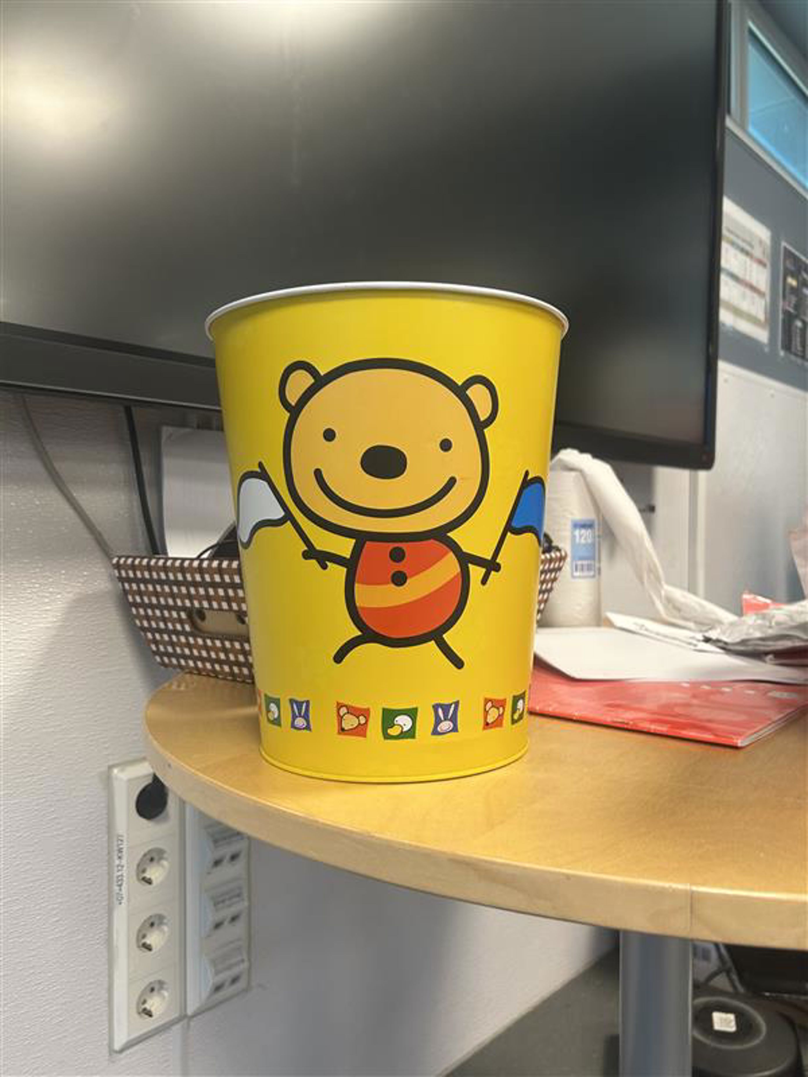 Foto: Sarah Ahadi en gul og blå eske med en tegneseriefigur på