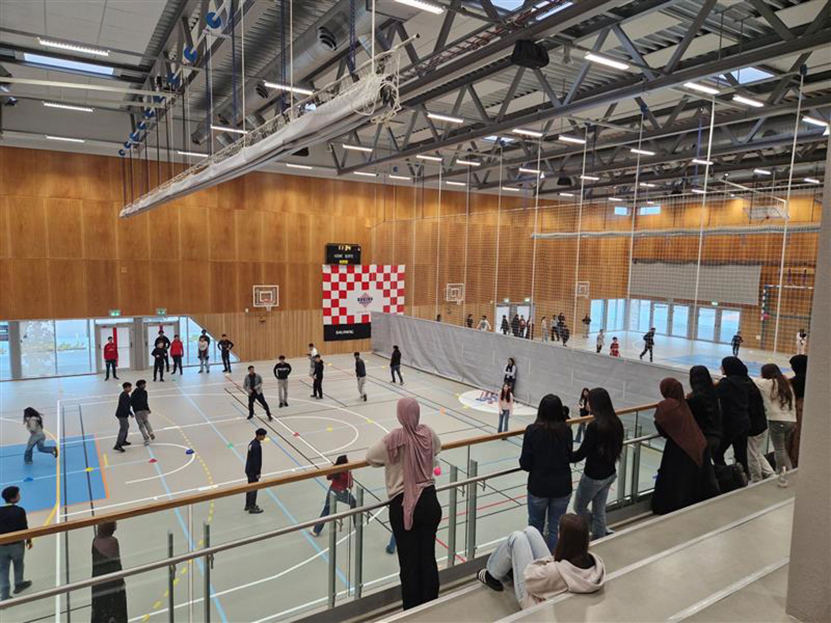 Foto: Linn Katrin Kragset En gruppe mennesker i en skøytebane