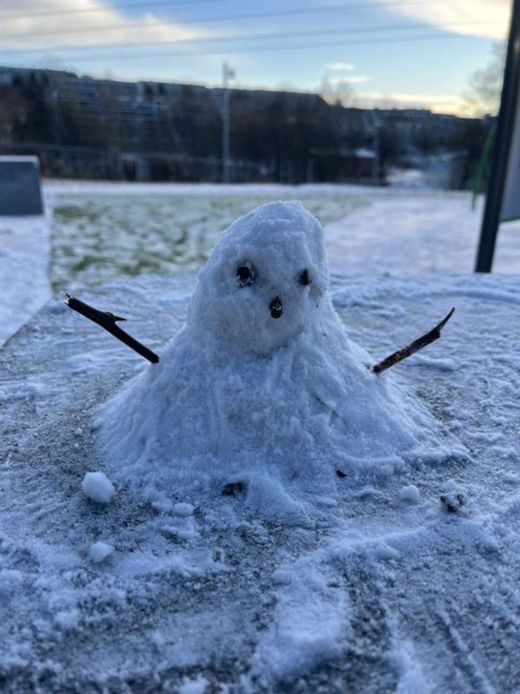 En snøperson med kniv
