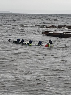 En gruppe mennesker i vannet