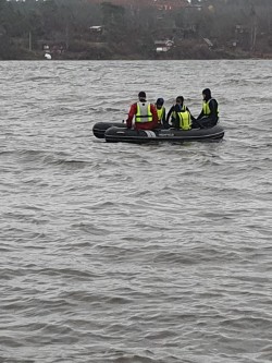 en gruppe mennesker i en båt