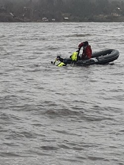 Et par personer i en båt