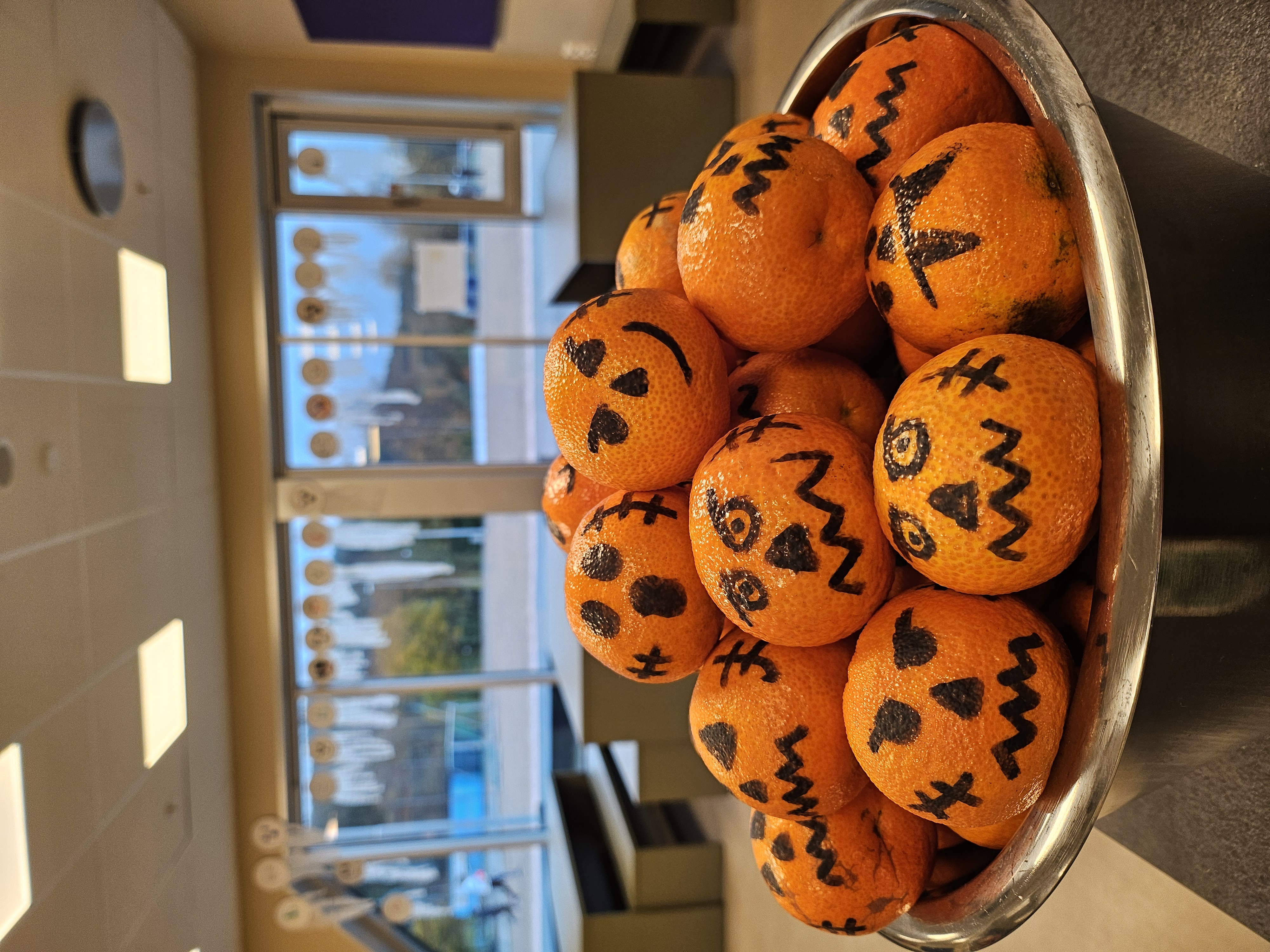 en kurv med mandariner tegnet med skumle fjes