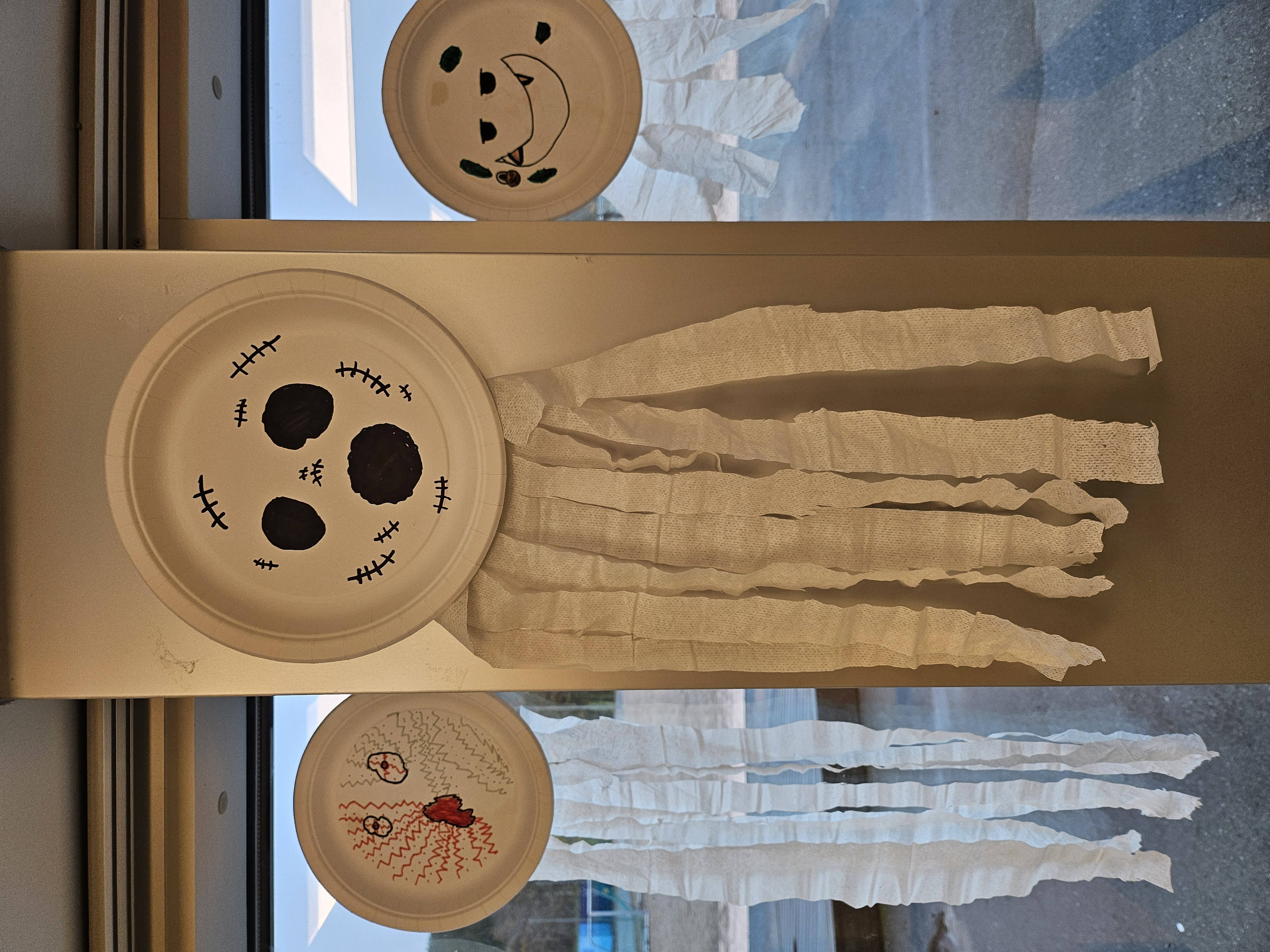 vegghengte papptallerkener tegnet med skumle fjes