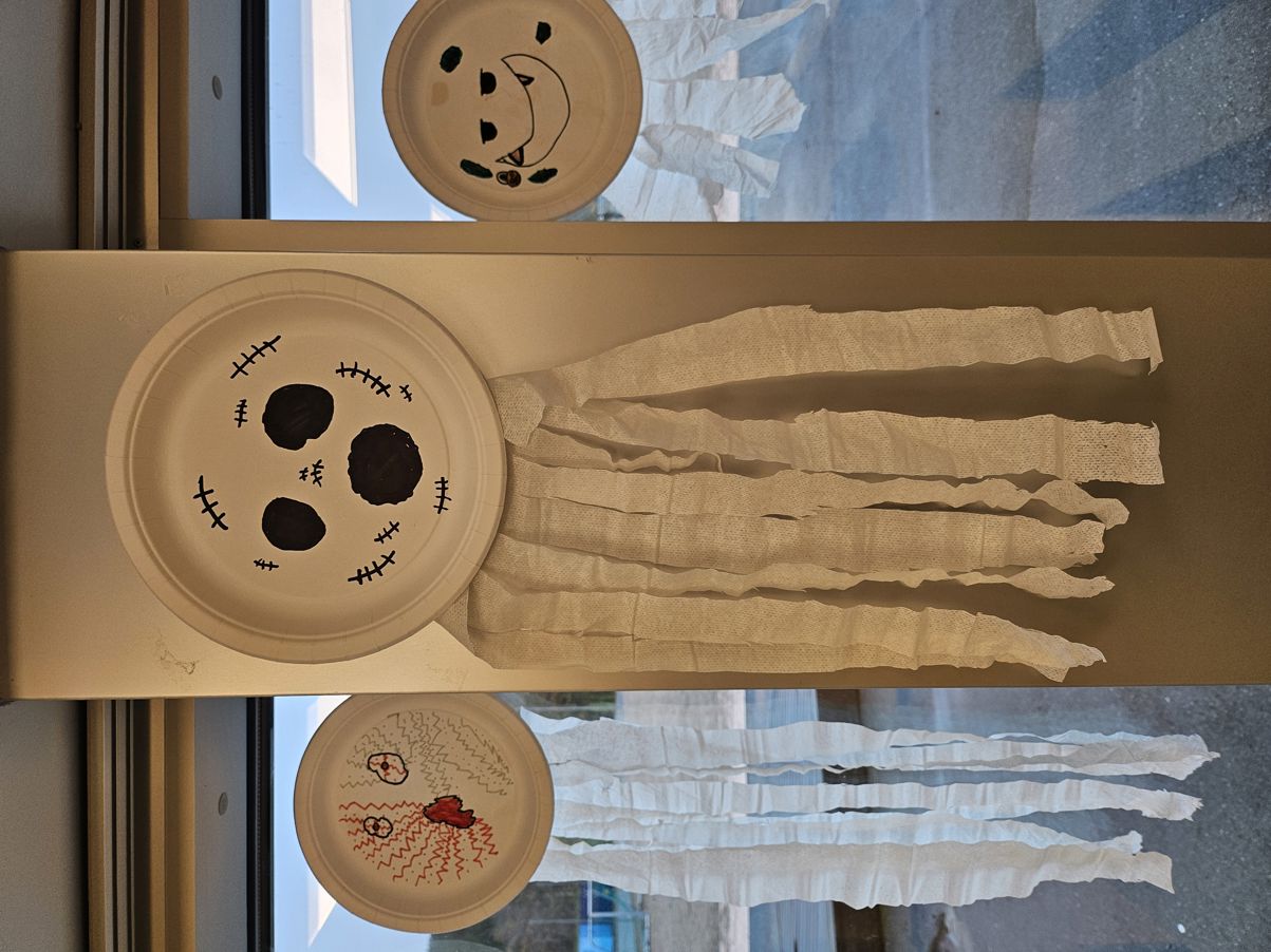 Foto: Kristine Widerøe/Osloskolen vegghengte papptallerkener tegnet med skumle fjes