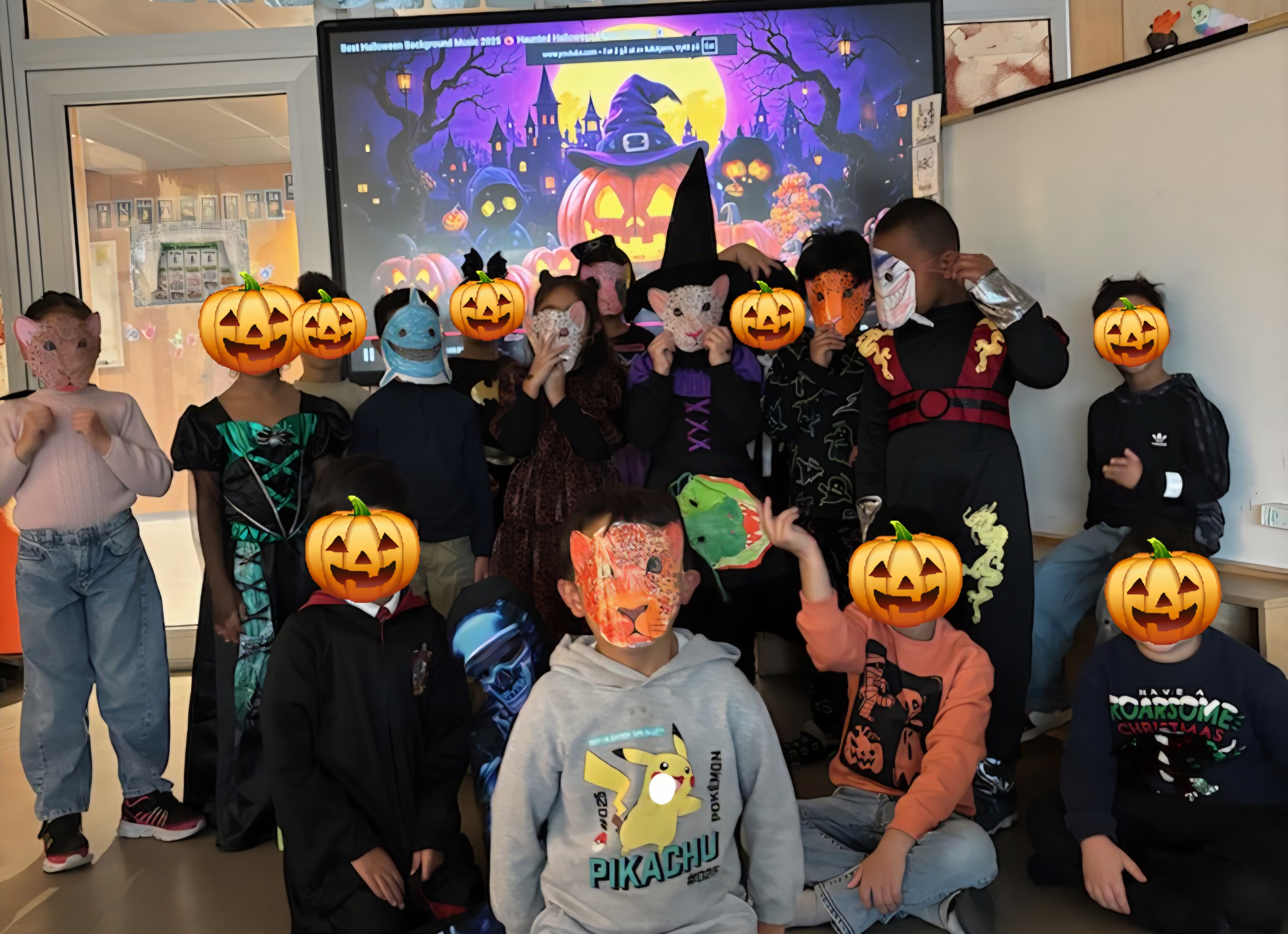 en gruppe mennesker som har på seg klær