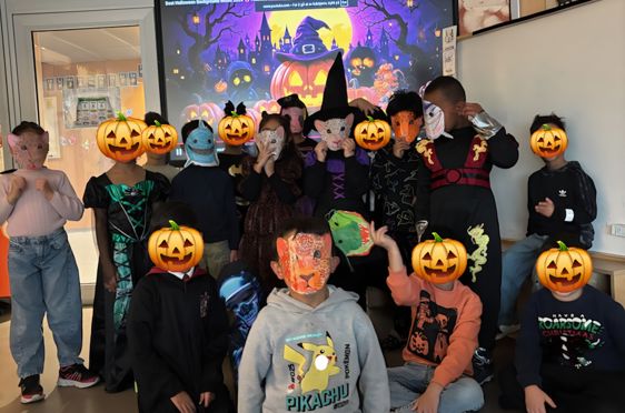 en gruppe mennesker som har på seg klær