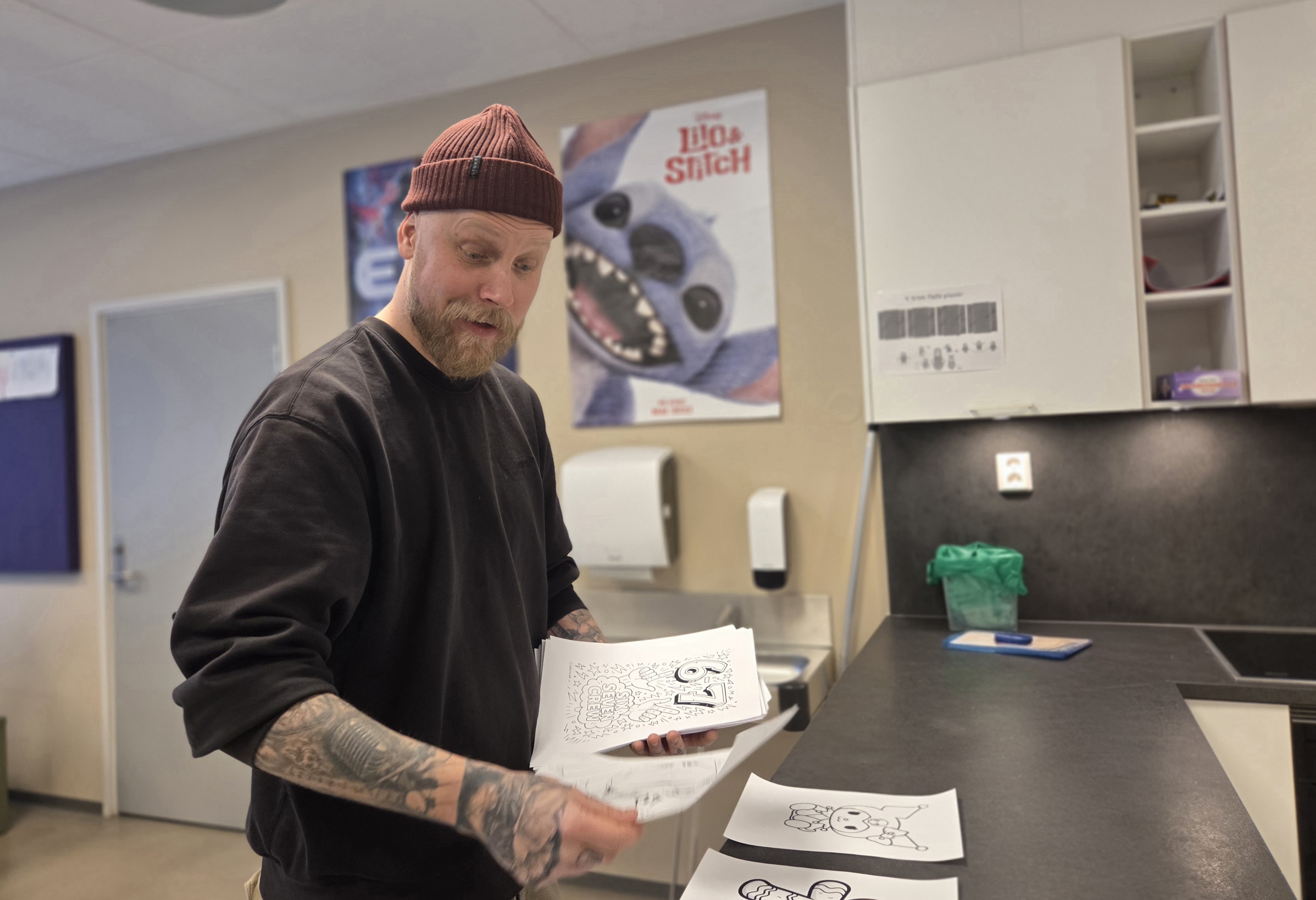 en person som holder en bok