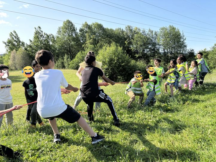 En gruppe mennesker som spiller volleyball