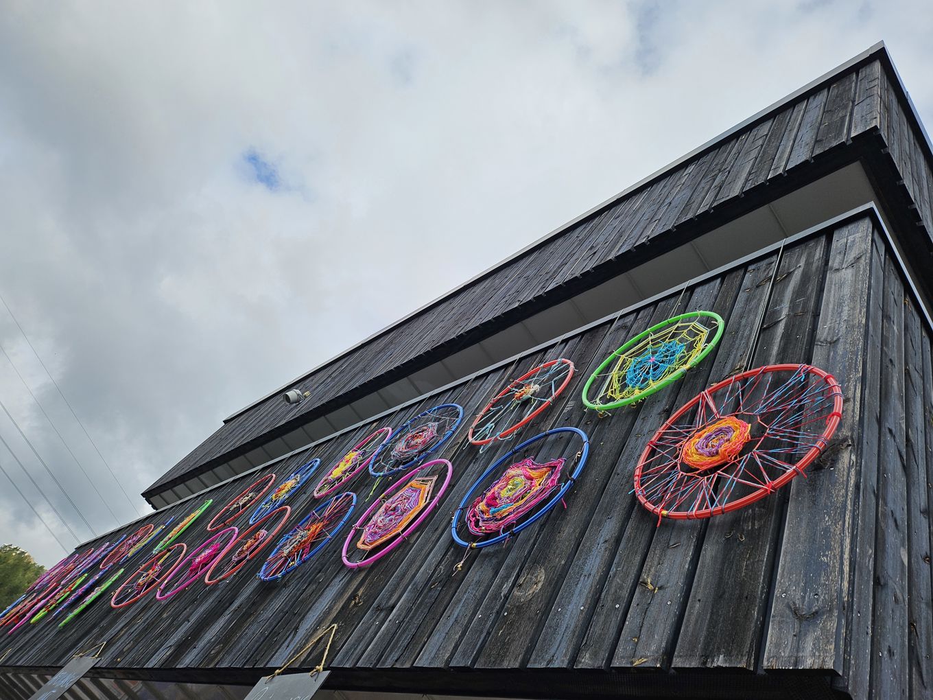 En bygning med fargerike design