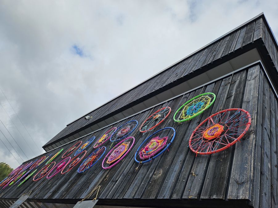 En bygning med fargerike design