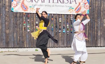 En gruppe personr som danser