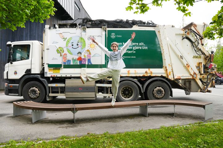 en person som står på en stor lastebil