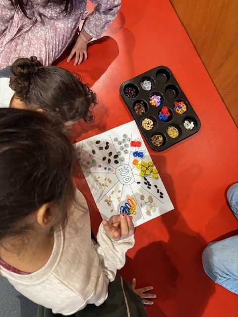 en gruppe mennesker som sitter ved et bord med et brettspill