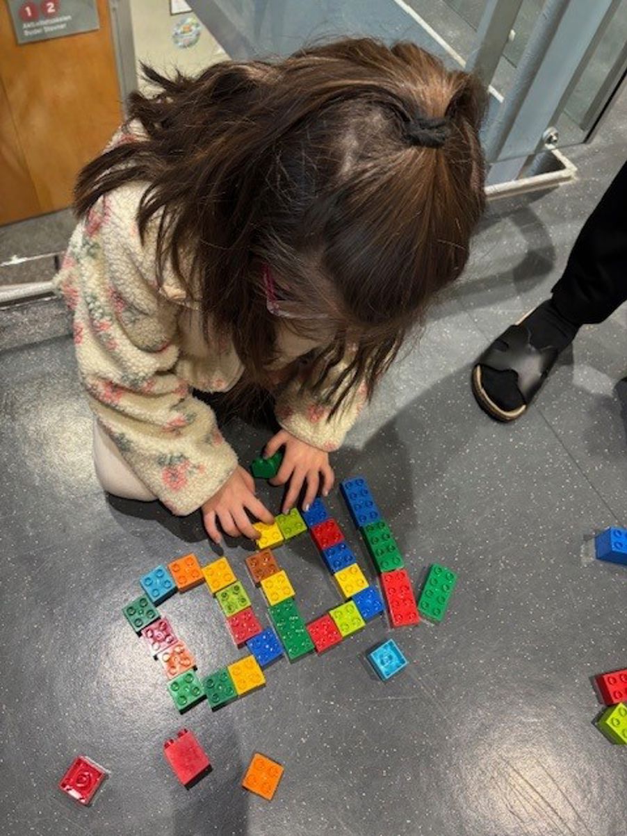 en person som spiller med kort en person som spiller med kort