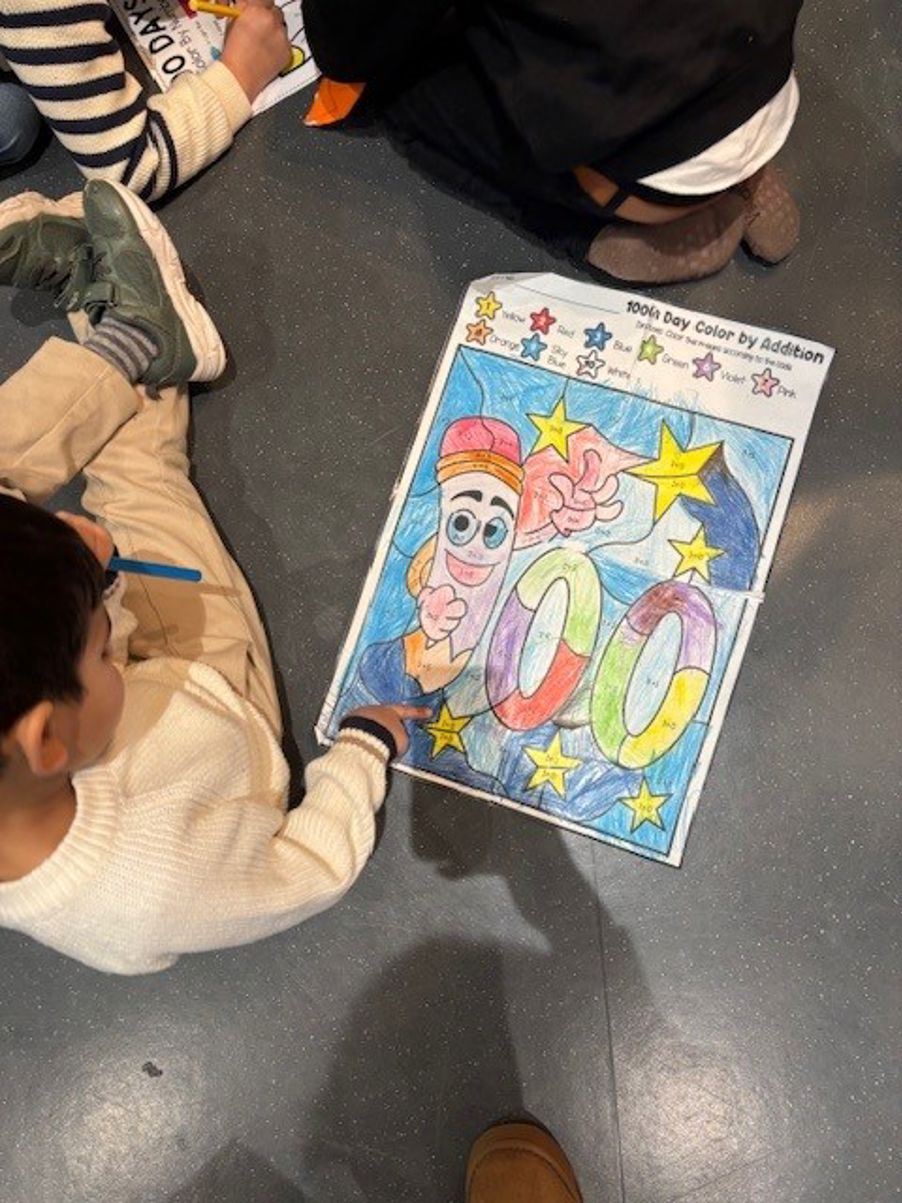 et barn som spiller brettspill et barn som spiller brettspill