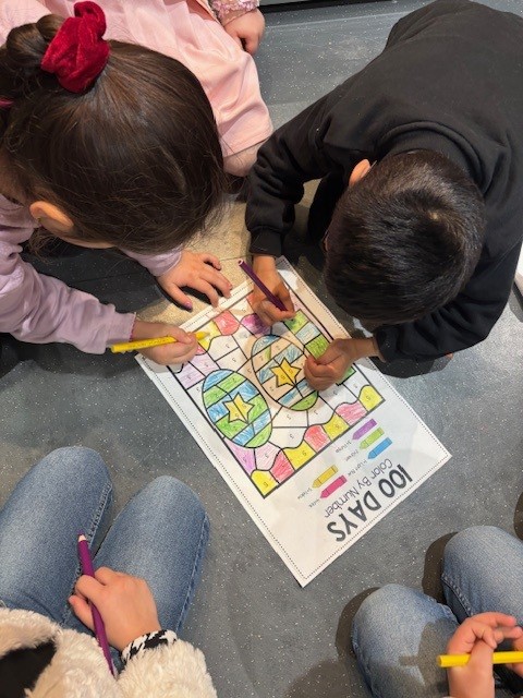 En gruppe mennesker som sitter rundt et bord med et kart