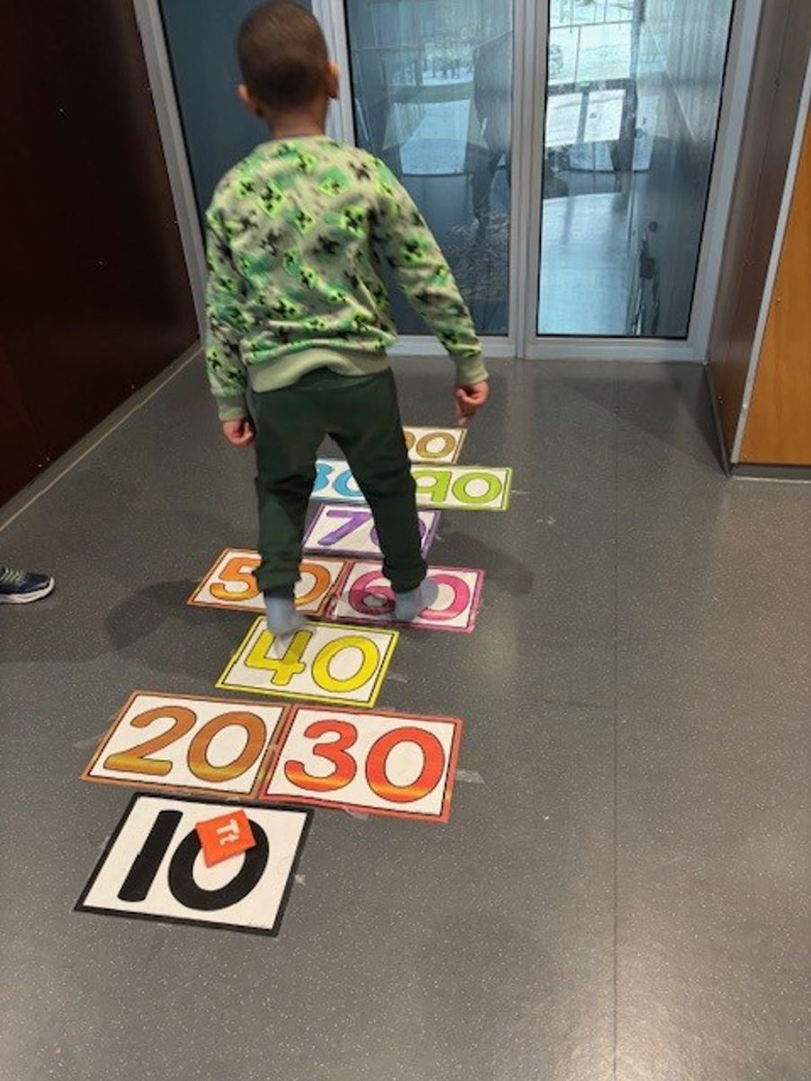 et barn som står på et skateboard et barn som står på et skateboard