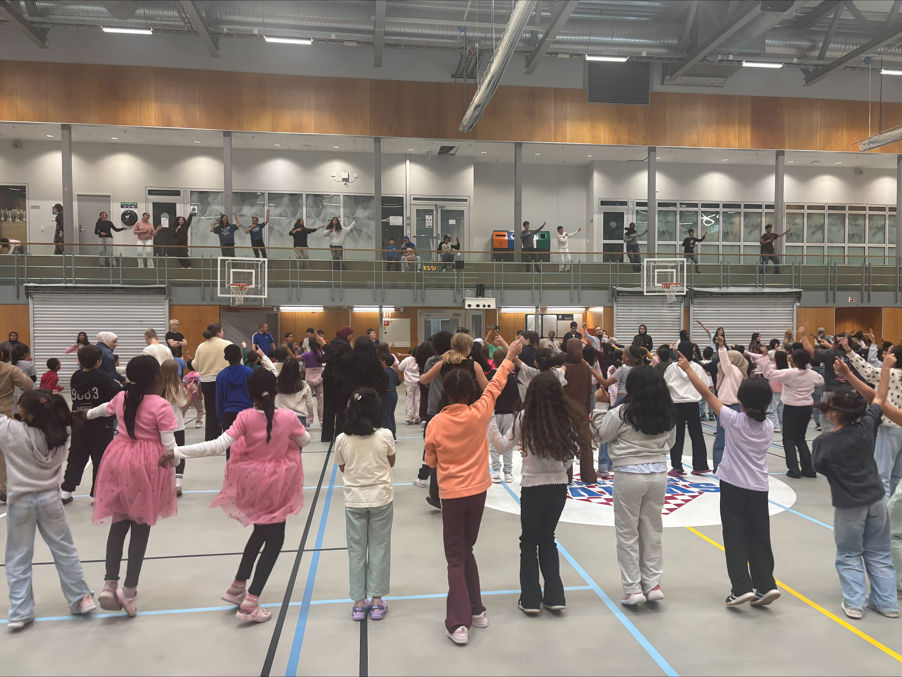 Foto: Katinka Bergersen Kvinge/Osloskolen en gruppe mennesker i et rom