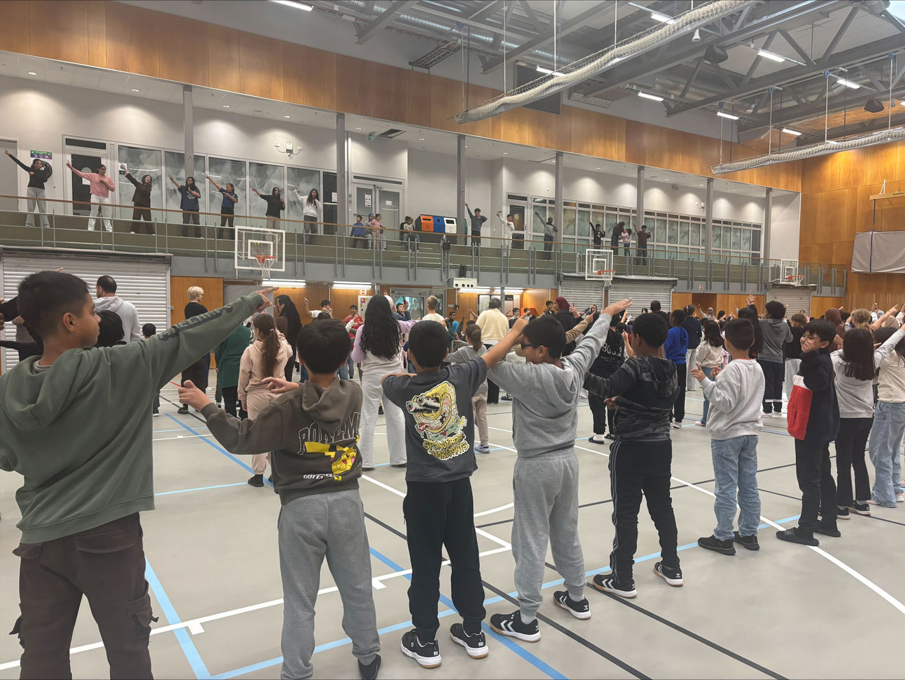 Foto: Katinka Bergersen Kvinge/Osloskolen En gruppe mennesker i et treningsstudio