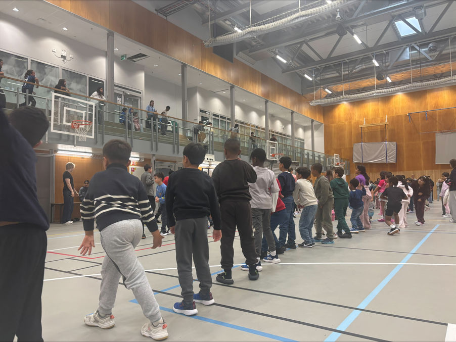 Foto: Katinka Bergersen Kvinge/Osloskolen En gruppe mennesker i et treningsstudio