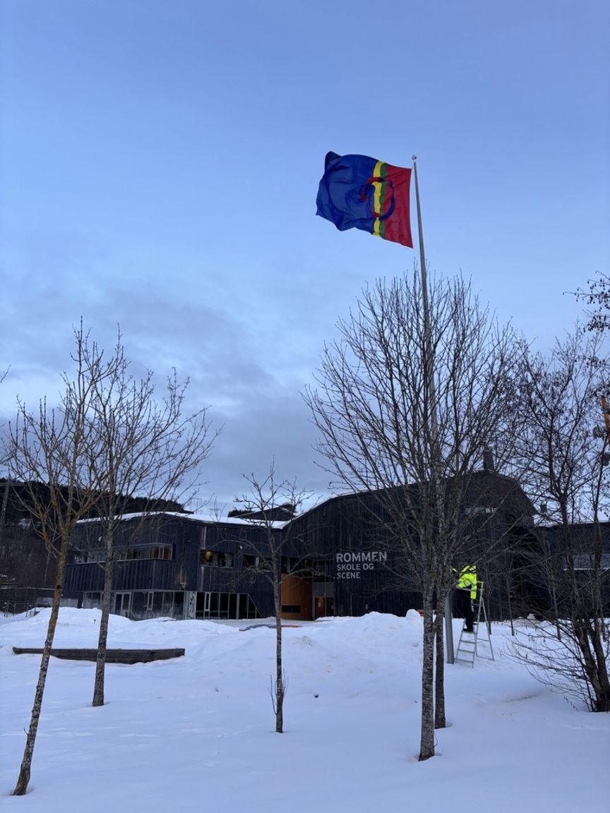 Foto: Sigmund Vefring et flagg som vaier i snøen