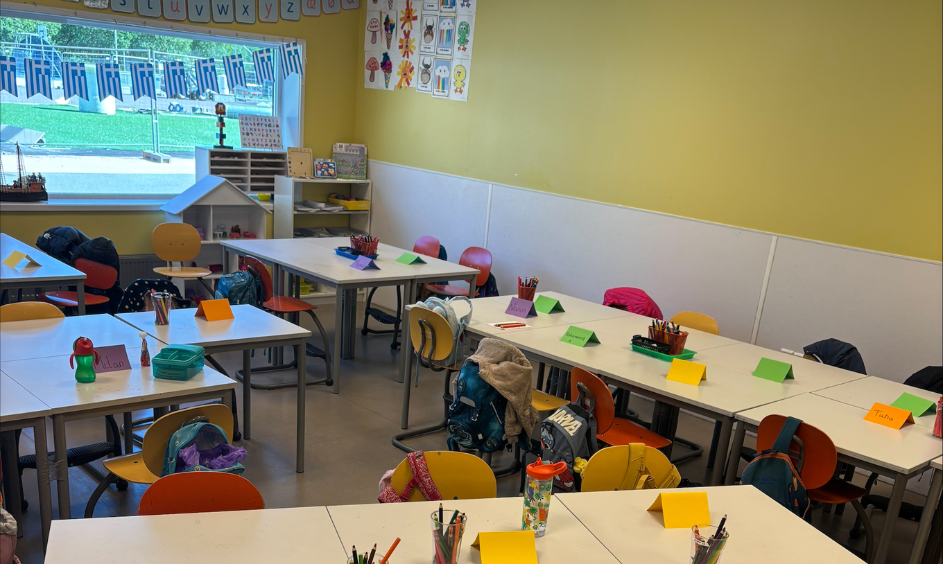 et klasserom med bord og stoler