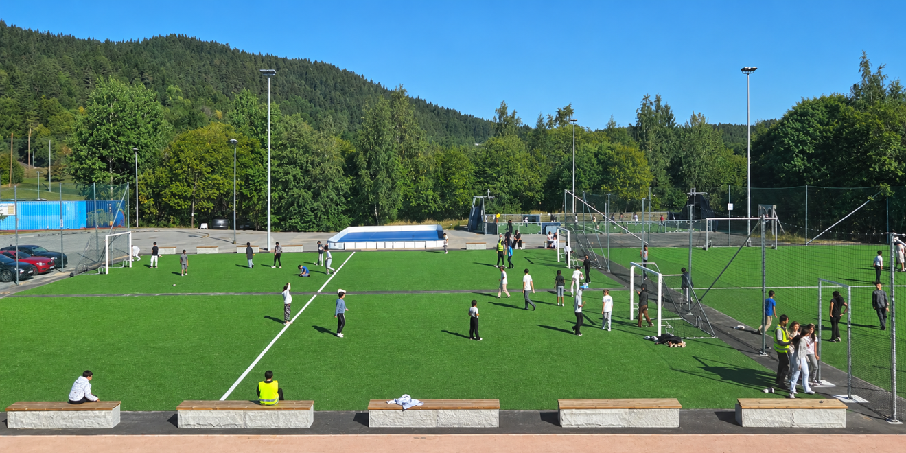 Foto: Karl Andre Bertheussen/Osloskolen En gruppe mennesker på en kunstgressbane