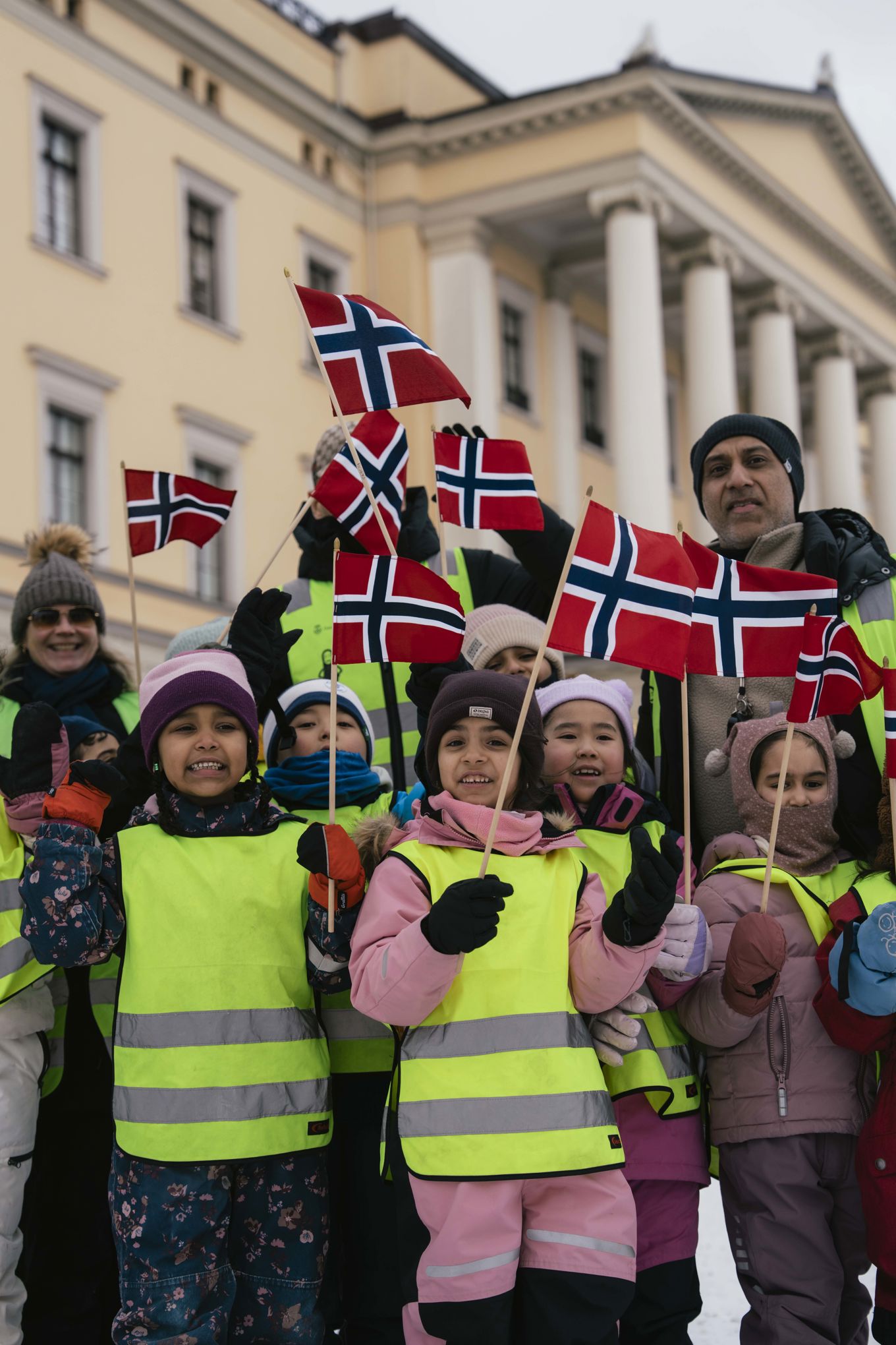 Foto: Slottet/Ola Vatn en gruppe barn som holder flagg
