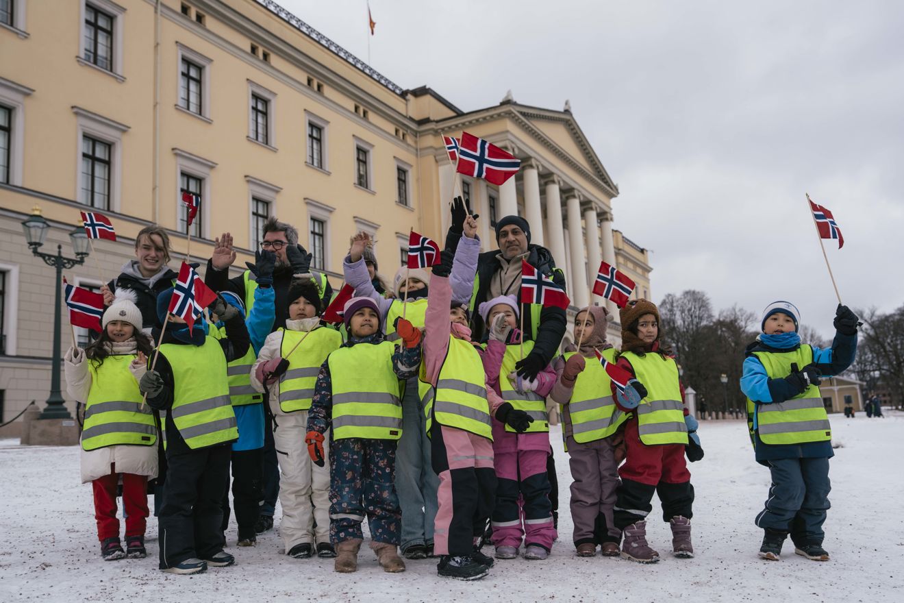 Foto: Slottet/Ola Vatn en gruppe mennesker som poserer for et bilde foran en bygning