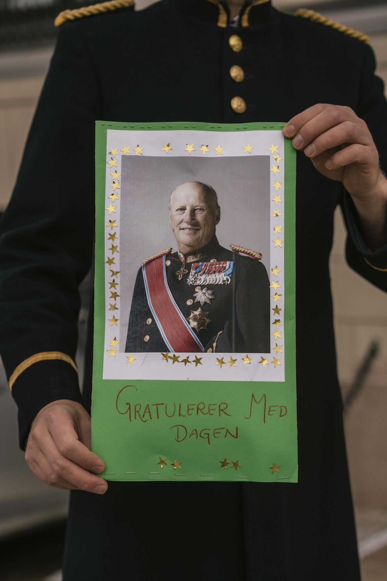 Foto: Slottet/Ola Vatn en person som holder et bilde