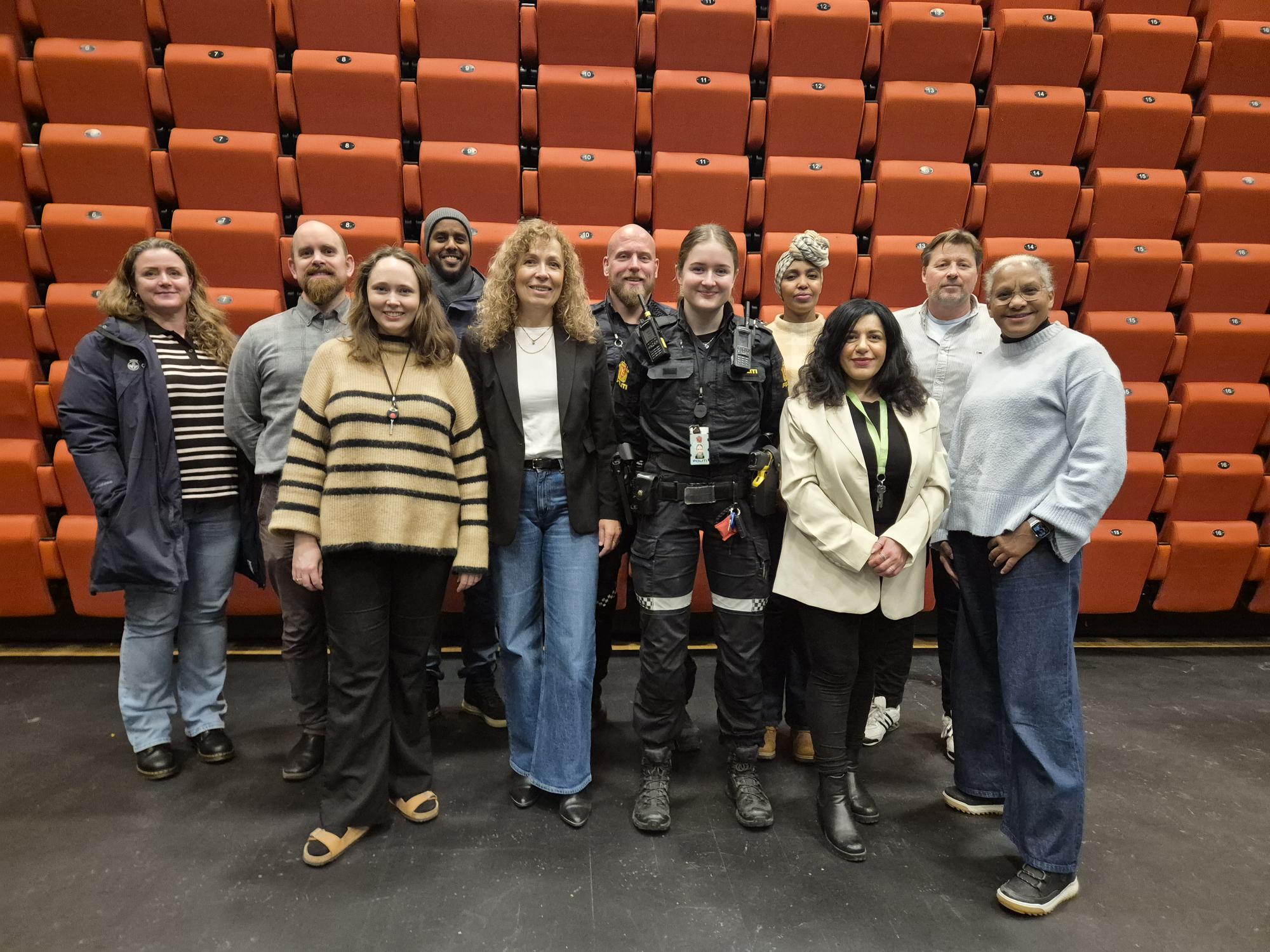 en gruppe mennesker som poserer for et bilde