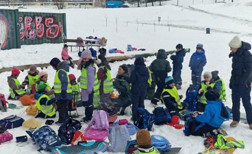 en gruppe mennesker som sitter på snøen