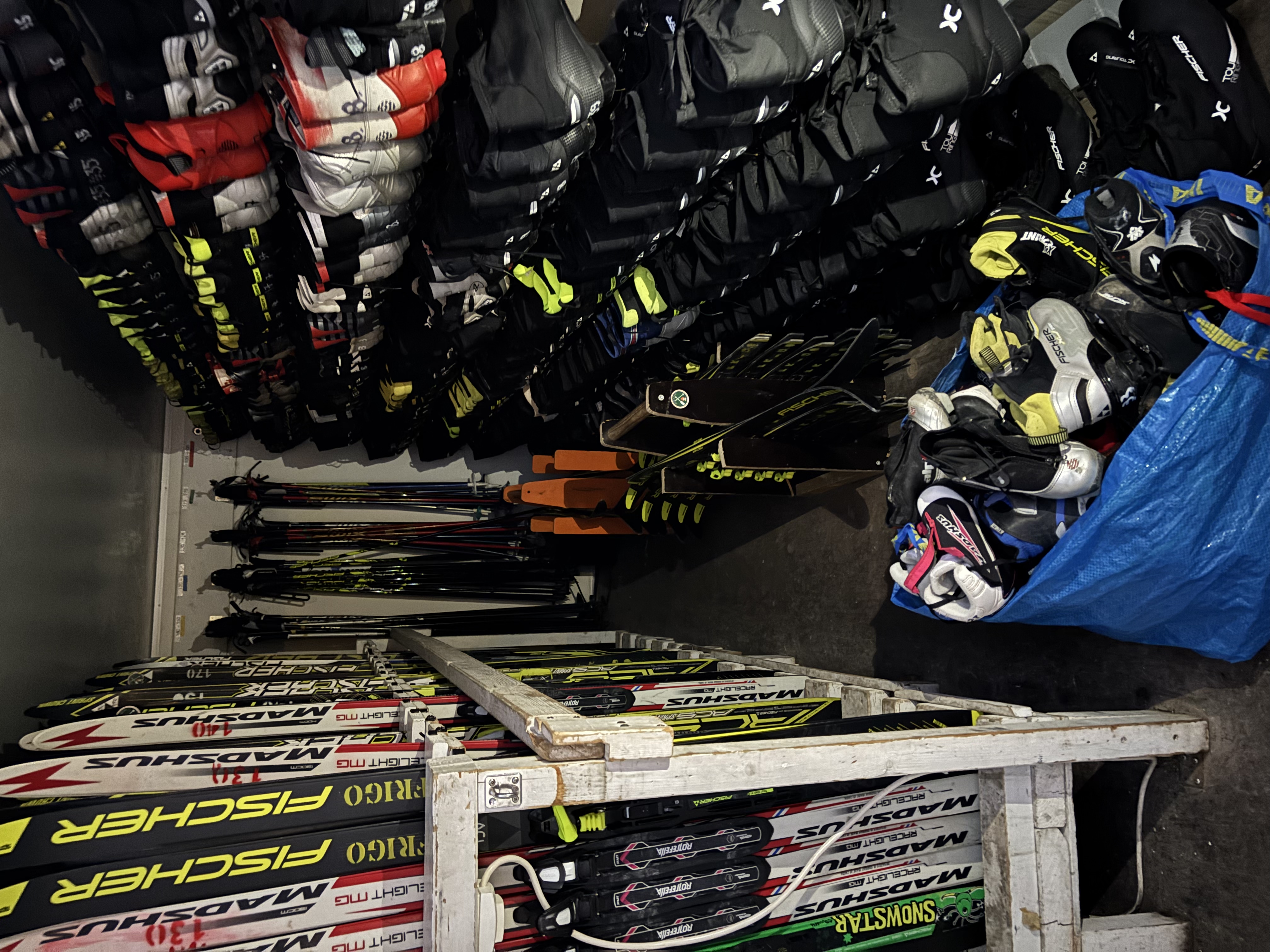 en hylle full av sko